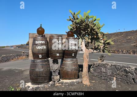 Lanzarote, La Geria, Spanien - 14. Juni 2008: Weingut Bodega Antonio Suarez, Lanzarote, Kanarische Inseln. Diama, La Geria, Verkauf von Billigweinen. Schild Stockfoto