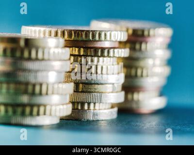 Stapel verschiedener Euro-Münzen Nahaufnahme Hintergrund - Eine detaillierte Nahaufnahme einer Vielzahl von Euro-Münzen, darunter 1 Euro, 50 Cent, 20 Cent und andere, p Stockfoto