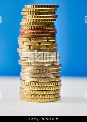 Stapel verschiedener Euro-Münzen Nahaufnahme Hintergrund - Eine detaillierte Nahaufnahme einer Vielzahl von Euro-Münzen, darunter 1 Euro, 50 Cent, 20 Cent und andere, p Stockfoto
