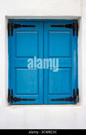 Fenster mit geschlossenen Fensterläden in traditioneller blauer Farbe i Akrotiri, Santorini, Griechenland Stockfoto