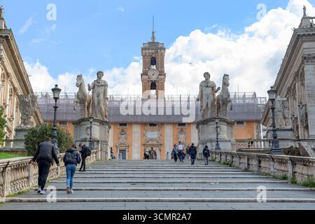 ROM, ITALIEN - 10. MÄRZ 2023: Dies ist eine Terrassentreppe, die zum Kapitolshügel (Сordonata Сapitolina) führt. Stockfoto