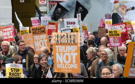 London, Großbritannien. September 2025. Tausende Anti-Trump-Demonstranten marschieren durch die Straßen Londons, um gegen Donald Trumps Staatsbesuch in Großbritannien am Mittwoch, den 17. September 2025, zu protestieren. Trump und seine Frau Melania befinden sich auf einem beispiellosen zweitägigen Staatsbesuch im Vereinigten Königreich, wo er sich mit König Karl III. Und Mitgliedern der königlichen Familie und dem britischen Premierminister zu Handelsgesprächen treffen wird. Foto: Hugo Philpott/UPI Credit: UPI/Alamy Live News Stockfoto