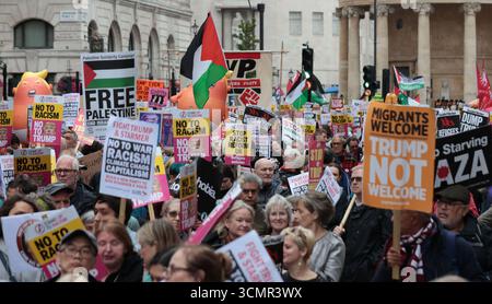 London, Großbritannien. September 2025. Tausende Anti-Trump-Demonstranten marschieren durch die Straßen Londons, um gegen Donald Trumps Staatsbesuch in Großbritannien am Mittwoch, den 17. September 2025, zu protestieren. Trump und seine Frau Melania befinden sich auf einem beispiellosen zweitägigen Staatsbesuch im Vereinigten Königreich, wo er sich mit König Karl III. Und Mitgliedern der königlichen Familie und dem britischen Premierminister zu Handelsgesprächen treffen wird. Foto: Hugo Philpott/UPI Credit: UPI/Alamy Live News Stockfoto