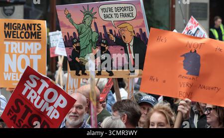 London, Großbritannien. September 2025. Tausende Anti-Trump-Demonstranten marschieren durch die Straßen Londons, um gegen Donald Trumps Staatsbesuch in Großbritannien am Mittwoch, den 17. September 2025, zu protestieren. Trump und seine Frau Melania befinden sich auf einem beispiellosen zweitägigen Staatsbesuch im Vereinigten Königreich, wo er sich mit König Karl III. Und Mitgliedern der königlichen Familie und dem britischen Premierminister zu Handelsgesprächen treffen wird. Foto: Hugo Philpott/UPI Credit: UPI/Alamy Live News Stockfoto