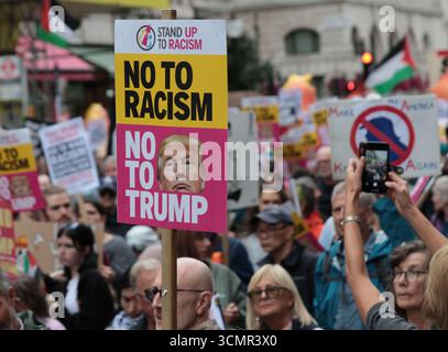 London, Großbritannien. September 2025. Tausende Anti-Trump-Demonstranten marschieren durch die Straßen Londons, um gegen Donald Trumps Staatsbesuch in Großbritannien am Mittwoch, den 17. September 2025, zu protestieren. Trump und seine Frau Melania befinden sich auf einem beispiellosen zweitägigen Staatsbesuch im Vereinigten Königreich, wo er sich mit König Karl III. Und Mitgliedern der königlichen Familie und dem britischen Premierminister zu Handelsgesprächen treffen wird. Foto: Hugo Philpott/UPI Credit: UPI/Alamy Live News Stockfoto