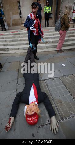 London, Großbritannien. September 2025. Ein Anti-Trump-Demonstrant gibt in den Straßen Londons eine Erklärung ab, um gegen Donald Trumps Staatsbesuch in Großbritannien am Mittwoch, den 17. September 2025, zu protestieren. Trump und seine Frau Melania befinden sich auf einem beispiellosen zweitägigen Staatsbesuch im Vereinigten Königreich, wo er sich mit König Karl III. Und Mitgliedern der königlichen Familie und dem britischen Premierminister zu Handelsgesprächen treffen wird. Foto: Hugo Philpott/UPI Credit: UPI/Alamy Live News Stockfoto