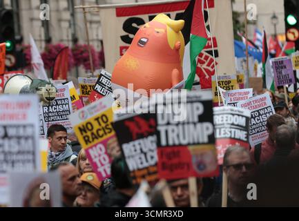 London, Großbritannien. September 2025. Tausende Anti-Trump-Demonstranten marschieren durch die Straßen Londons, um gegen Donald Trumps Staatsbesuch in Großbritannien am Mittwoch, den 17. September 2025, zu protestieren. Trump und seine Frau Melania befinden sich auf einem beispiellosen zweitägigen Staatsbesuch im Vereinigten Königreich, wo er sich mit König Karl III. Und Mitgliedern der königlichen Familie und dem britischen Premierminister zu Handelsgesprächen treffen wird. Foto: Hugo Philpott/UPI Credit: UPI/Alamy Live News Stockfoto