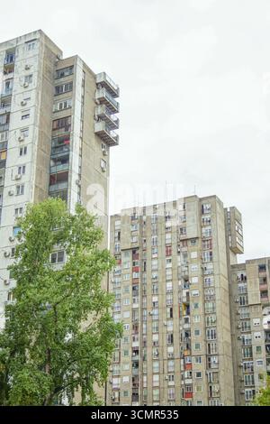 Brutalistische Wohntürme in Belgrad: Betonwohnungsblöcke. Die sozialistische Baukunst in Serbien. Jugoslawischer Stadtteil Stockfoto