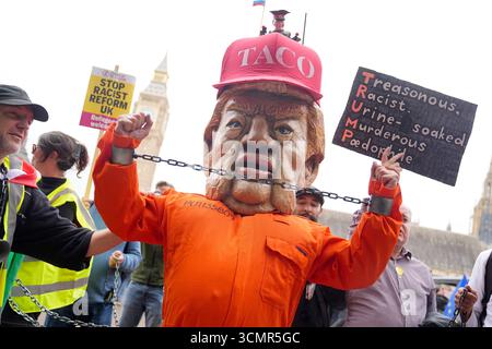 Eine Person, die als US-Präsident Donald Trump verkleidet ist, nimmt am ersten Tag des zweiten Staatsbesuchs des US-Präsidenten in Großbritannien an einem Protest der Stop Trump Coalition auf dem Parliament Square in London Teil. Bilddatum: Mittwoch, 17. September 2025. Stockfoto