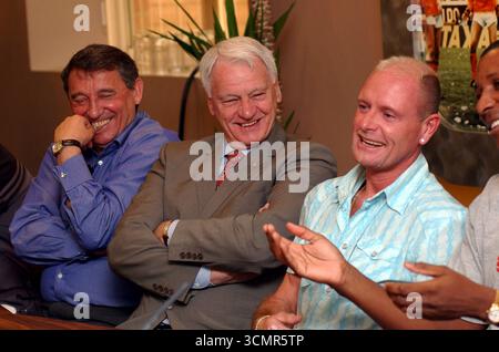 Paul Gascoigne holt die ehemaligen englischen Trainer Graham Taylor und Sir Bobby Robson vor Sky One's The Match ein Stockfoto