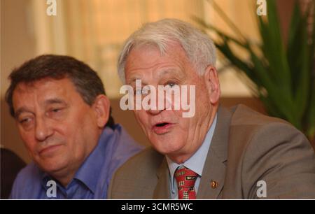 Die ehemaligen Engländer Graham Taylor und Sir Bobby Robson holen sich einen Vorsprung vor Sky One's The Match ein Stockfoto