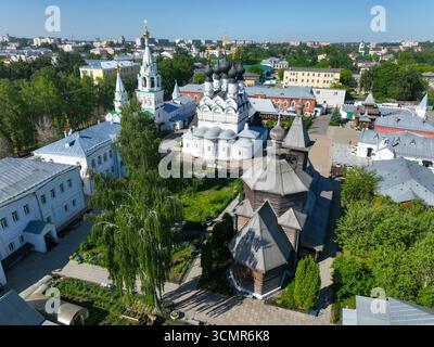 Aus der Vogelperspektive zeigt das Frauenkloster der Heiligen Dreifaltigkeit und den Klosterkomplex der Verkündigung, mit einer historischen Holzkirche im Vordergrund. Stockfoto