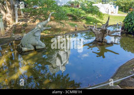 Sri Lanka - Girithale - künstlicher See - Reflexionen auf ruhigen Gewässern mit Elefantenstatuen Stockfoto
