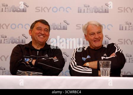 Graham Taylor und Sir Bobby Robson Pressekonferenz für die SKY One TV Reality Show The Match Stockfoto