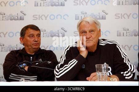 Graham Taylor und Sir Bobby Robson Pressekonferenz für die SKY One TV Reality Show The Match Stockfoto