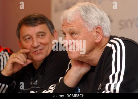 Graham Taylor und Sir Bobby Robson Pressekonferenz für die SKY One TV Reality Show The Match Stockfoto