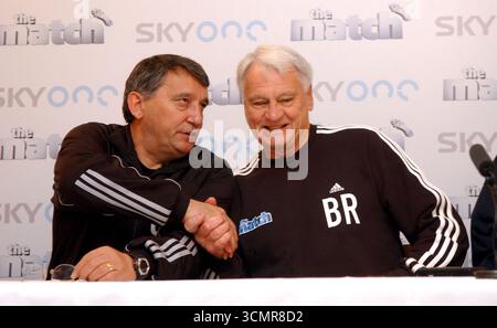 Graham Taylor und Sir Bobby Robson Pressekonferenz für die SKY One TV Reality Show The Match Stockfoto