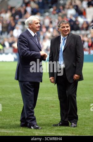 Graham Taylor, Manager der Prominenten, spricht mit Sir Bobby Robson, dem Legends-Manager in SKY One's the Match Game im St. James Park in Newcastle Stockfoto