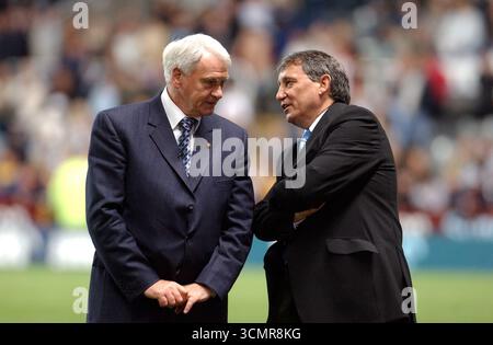 Graham Taylor, Manager der Prominenten, spricht mit Sir Bobby Robson, dem Legends-Manager in SKY One's the Match Game im St. James Park in Newcastle Stockfoto