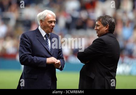 Graham Taylor, Manager der Prominenten, spricht mit Sir Bobby Robson, dem Legends-Manager in SKY One's the Match Game im St. James Park in Newcastle Stockfoto