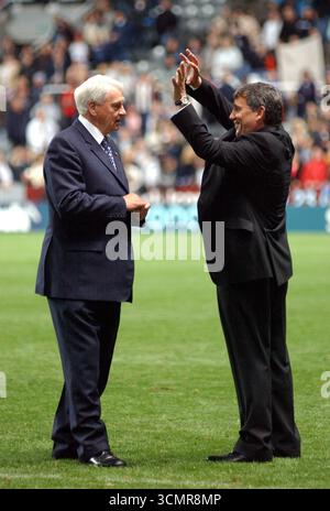 Graham Taylor, Manager der Prominenten, spricht mit Sir Bobby Robson, dem Legends-Manager in SKY One's the Match Game im St. James Park in Newcastle Stockfoto