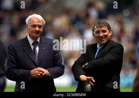 Graham Taylor, Manager der Prominenten, spricht mit Sir Bobby Robson, dem Legends-Manager in SKY One's the Match Game im St. James Park in Newcastle Stockfoto