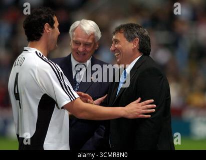 Graham Taylor, Manager der Prominenten, spricht mit Sir Bobby Robson, dem Legends-Manager in SKY One's the Match Game im St. James Park in Newcastle Stockfoto