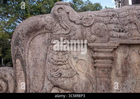 Sri Lanka - Polonnaruwa - Vatadage - Wachstein mit Kobra und Zwergfigur Stockfoto
