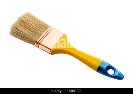 Pinsel mit gelbem und blauem Griff und Kupferhülse, die die Borsten hält, isoliert auf weiß mit Schnittpfad im Lieferumfang enthalten Stockfoto