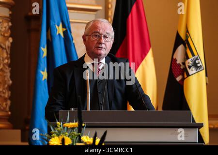 Dr. Rüdiger Fikentscher bekommt von Ministerpräsident Dr. reiner Haseloff den Verdienstorden des Landes Sachsen-Anhalt überreicht. Dr. Rüdiger Fikentscher, der 84-jährige frühere Landtagspräsident wird für sein herausragendes politisches Engagement in der Kommunal- und Landespolitik geehrt. Von 1990 bis 1994 und von 2002 bis 2011 war er Vizepräsident des Landtages. Von 1990 bis 2002 war er Landesvorsitzender der SPD und führte von 1994 bis 2002 die SPD-Landtagsfraktion. Von 2004 bis 2019 war er Stadtratsmitglied in Halle. Er gehörte 1994 zu den Mitbegründern der Gesellschaft für Demokratie und Stockfoto