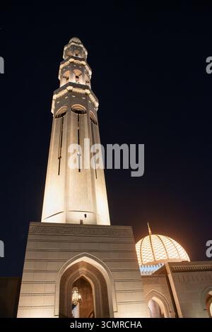 Minarett der Sultan-Qaboos-Moschee in Maskat am Abend Stockfoto