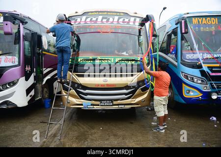 Kathmandu, Nepal. 17. September 2025. Ein Mitarbeiter schmückt einen Bus mit Opfern und Festoten während der Vishwakarma Puja in Kathmandu, Nepal, am 17. September 2025. Das Festival, das Vishwakarma, dem göttlichen Architekten der hinduistischen Mythologie, gewidmet ist, wird mit Ritualen an Arbeitsplätzen und öffentlichen Bereichen gefeiert, wo Maschinen und Fahrzeuge verehrt werden. Quelle: Safal Prakash Shrestha Stockfoto