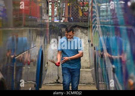 Kathmandu, Nepal. 17. September 2025. Ein Mitarbeiter verehrt einen Bus während der Vishwakarma Puja in Kathmandu, Nepal, am 17. September 2025. Das Festival, das Vishwakarma, dem göttlichen Architekten der hinduistischen Mythologie, gewidmet ist, ist mit Ritualen in Fabriken, Werkstätten und öffentlichen Räumen gekennzeichnet, in denen Fahrzeuge und Maschinen dekoriert und verehrt werden. Quelle: Safal Prakash Shrestha Stockfoto