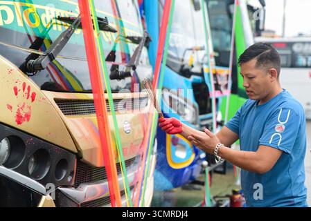 Am 17. September 2025 verehrt ein Mitarbeiter einen Bus während der Vishwakarma Puja in Kathmandu, Nepal. Das Festival ehrt Vishwakarma, den göttlichen Architekten der hinduistischen Mythologie, mit Ritualen, die in Fabriken, Werkstätten und öffentlichen Räumen durchgeführt werden, wo Maschinen und Fahrzeuge dekoriert und verehrt werden. Quelle: Safal Prakash Shrestha Stockfoto