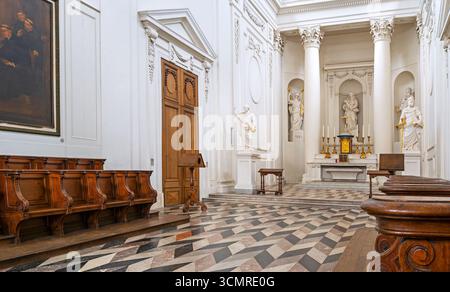 Altar- und Chorständer der Kirche unserer Lieben Frau in Abdij van Vlierbeek, ehemalige Benediktinerabtei in Kessel-Lo bei Leuven, Flämisch-Brabant, Belgien Stockfoto
