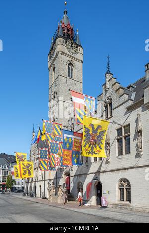 Rathaus aus aus dem 14. Jahrhundert mit Glockenturm auf dem Marktplatz im historischen Stadtzentrum von Dendermonde/Termont, Ostflandern, Belgien Stockfoto