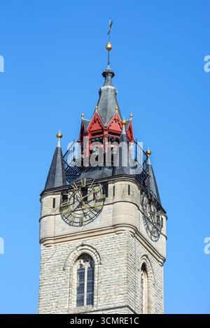 Nahaufnahme des gotischen Glockenturms aus dem 14. Jahrhundert mit Glocke und Uhr im historischen Stadtzentrum von Dendermonde/Termont, Ostflandern, Belgien Stockfoto