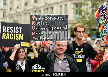 London, Großbritannien. September 2025. In London fanden Proteste der Stop Trump Coalition statt. Donald Rumps Staatsbesuch wurde nicht begrüßt, während König Karl III. Trumps Besuch in Windsor Castle veranstaltete, wo er auf der Portland Street zum Parlamentsplatz marschierte. (Foto von 李世惠/siehe Li/Picture Capital) Credit: Siehe Li/Picture Capital/Alamy Live News Stockfoto