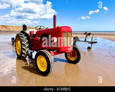 Ein Fischertraktor am Strand von Filey, North Yorkshire, England, Großbritannien Stockfoto