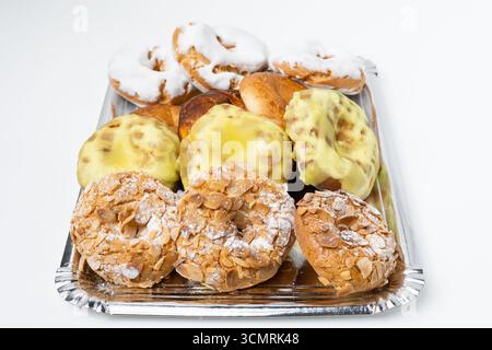 Rosquillas de san Isidro oder Rosquillas del santo, ein typisches Madrider Dessert zum Patronentag, dem 15. Mai Stockfoto
