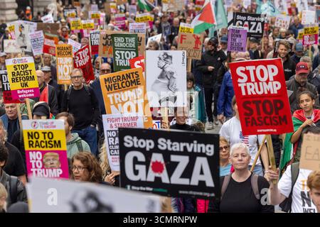 London, Großbritannien. September 2025. Tausende von Menschen marschieren in einem Protest, der Trump nicht willkommen ist, durch Zentral-London. Donald Trump kam gestern in Windsor Castle an, wo er ein Bankett mit König Charles III. Abhalten wird Stockfoto