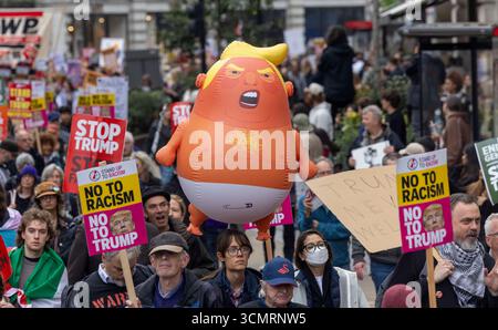 London, Großbritannien. September 2025. Tausende von Menschen marschieren in einem Protest, der Trump nicht willkommen ist, durch Zentral-London. Donald Trump kam gestern in Windsor Castle an, wo er ein Bankett mit König Charles III. Abhalten wird Stockfoto