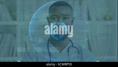 Stehender männlicher Arzt, der Peelings trägt, die digitale Globus-Daten in die Klinik projizieren, mit Stethoskop Stockfoto