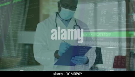 Leitender afroamerikanischer Arzt, der Daten im Flur notiert, mit Stethoskop, Zwischenablage und Code-Overlay Stockfoto