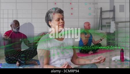 Meditierende Frau mit weißem Oberteil, Leggings auf Yogamatte im Studio mit Wandstangen, Wellenform-Überzug Stockfoto