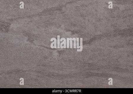 Einzigartige strukturierte Oberfläche mit natürlichen Mustern, die an Marmor aus einem Steinbruch im Licht des späten Nachmittags erinnern Stockfoto