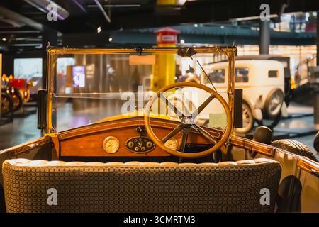 Riga, Lettland - 08. Mai 2017: Oldtimer-Innenraum mit hölzerner Armatur und Messinglenkrad, Riga Motor Museum. Offenes klassisches Design mit Leg Stockfoto