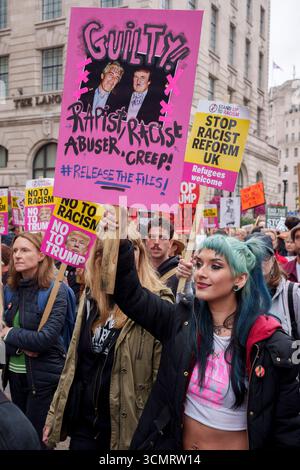 Am ersten vollen Tag des zweiten Staatsbesuchs von US-Präsident Donald Trump in Großbritannien marschierten am 17. September 2025 Protestgruppen gegen seine diplomatische Präsenz in Großbritannien durch das Londoner Zentrum. Trumps dreitägiger Besuch wird von König Charles und anderen Mitgliedern der königlichen Familie außerhalb der Öffentlichkeit stattfinden, zunächst im Windsor Castle, gefolgt von Treffen mit Keir Starmer in Chequers, dem offiziellen Herrenhaus des Premierministers aus dem 16. Jahrhundert. Stockfoto