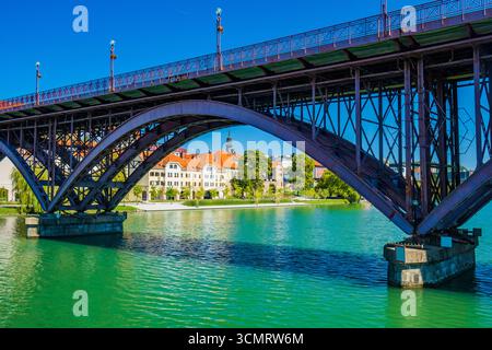 Hauptbrücke über die Drau in Maribor, Slowenien Stockfoto