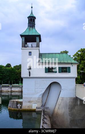 AUGSBURG, DEUTSCHLAND — 24. JUNI 2025: Historischer Staudamm mit Wasserkontrollgebäude mit eleganter Architektur und Struktur, die die Schleusentore ansteuert Stockfoto